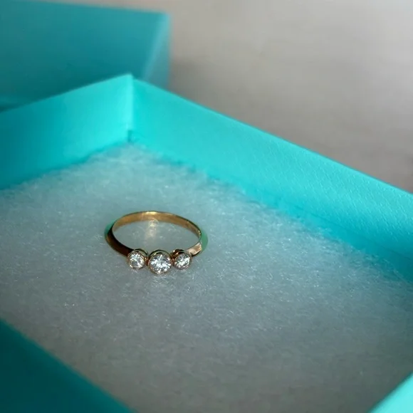 Tiffany & Co. 3 Diamond Milgrain Ring - Picture 5 of 6